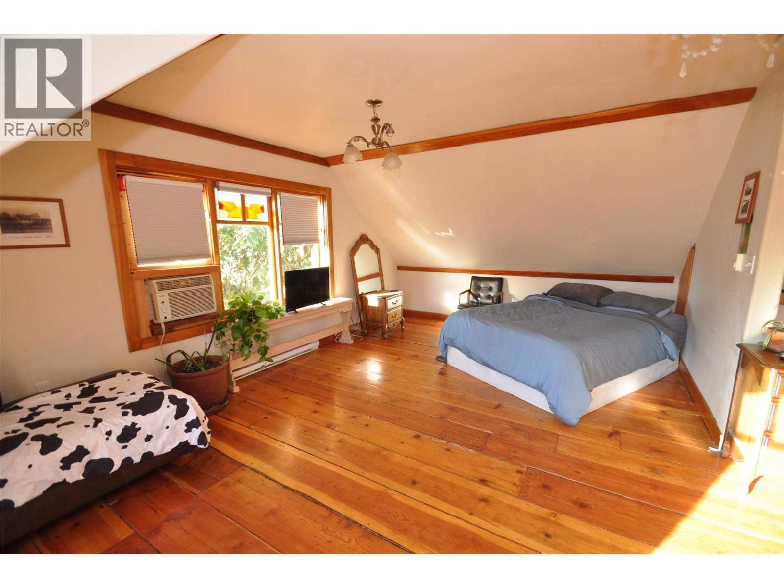 105 Washington Street N, Kaslo