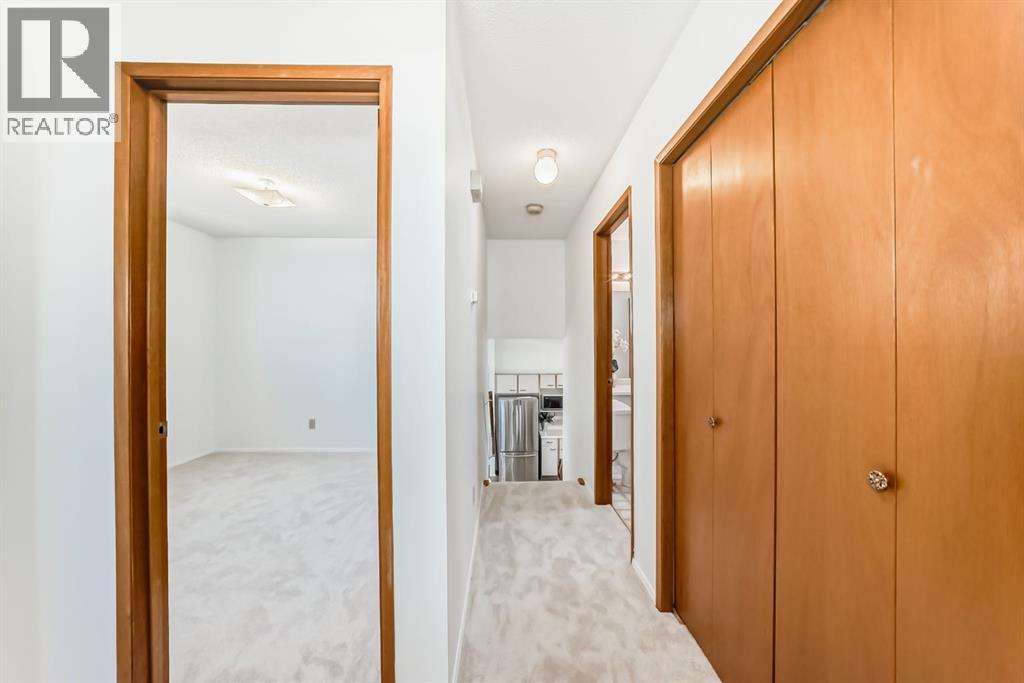 Single Family House 4 Level for Sale in  Cedardale Hill SW Cedarbrae Calgary 