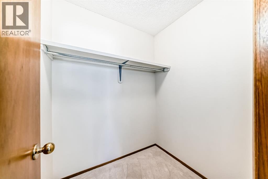 Single Family House 4 Level for Sale in  Cedardale Hill SW Cedarbrae Calgary 