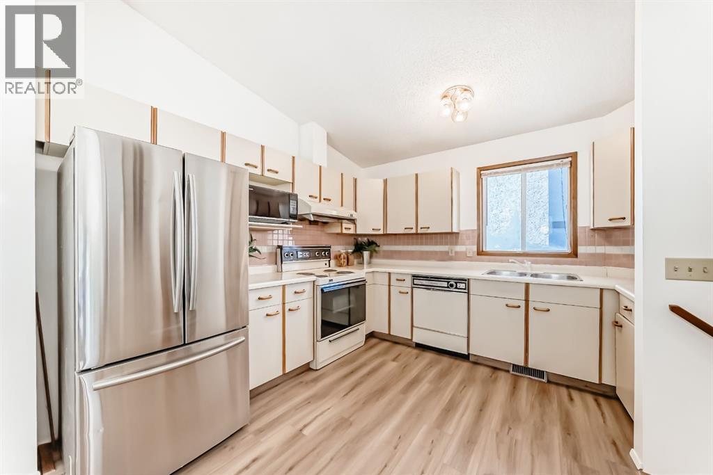 Single Family House 4 Level for Sale in  Cedardale Hill SW Cedarbrae Calgary 