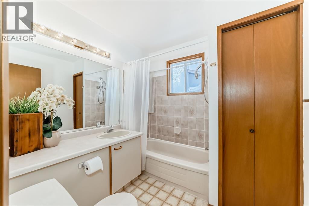 Single Family House 4 Level for Sale in  Cedardale Hill SW Cedarbrae Calgary 