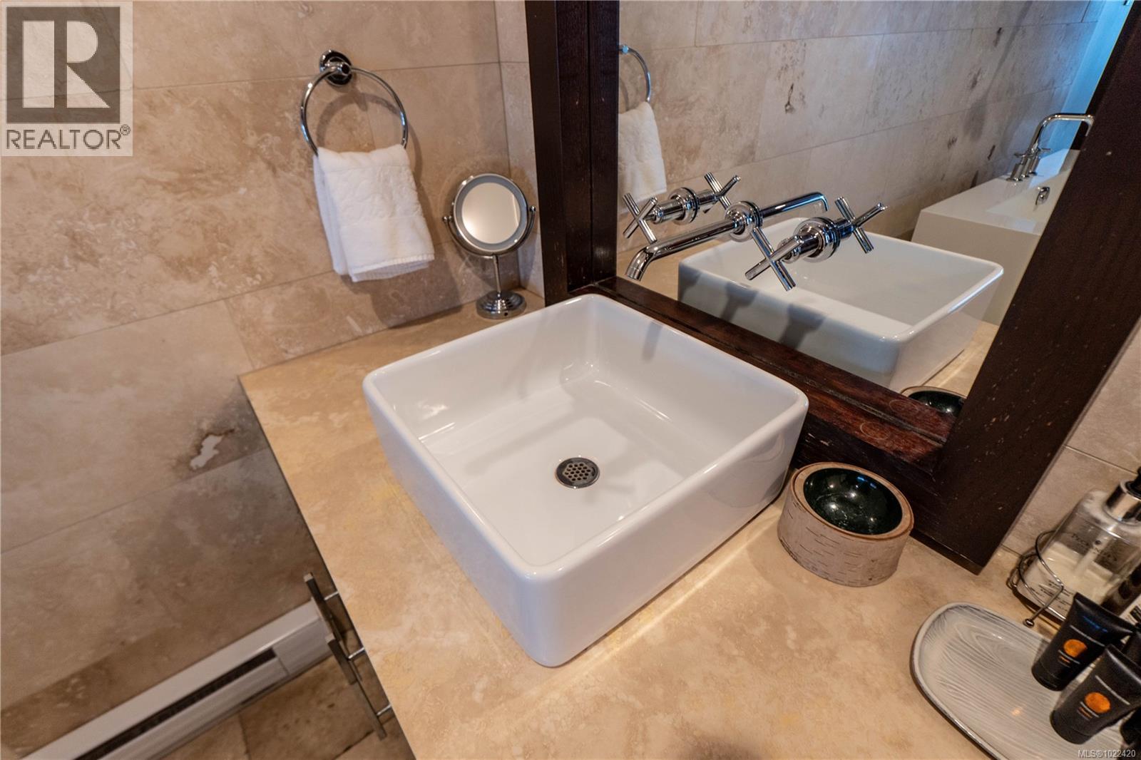 304 368 Main St, Tofino