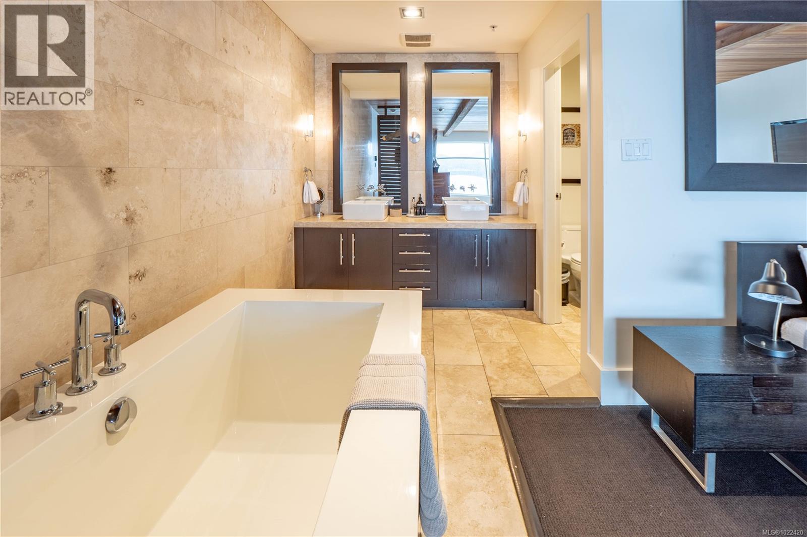 304 368 Main St, Tofino