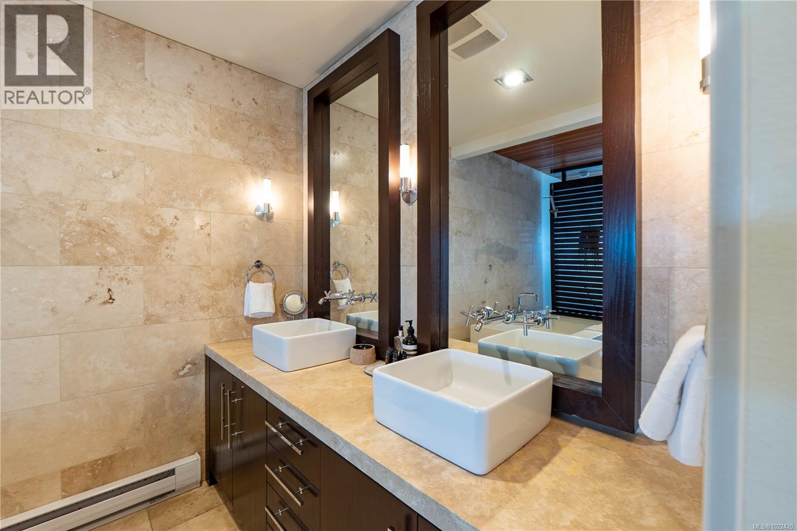 304 368 Main St, Tofino