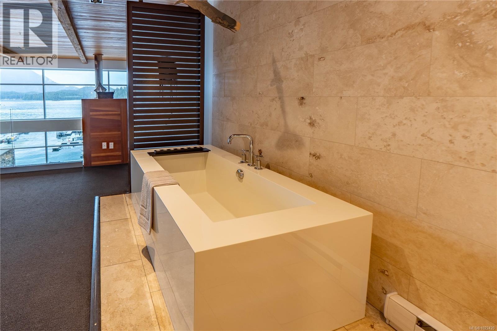 304 368 Main St, Tofino