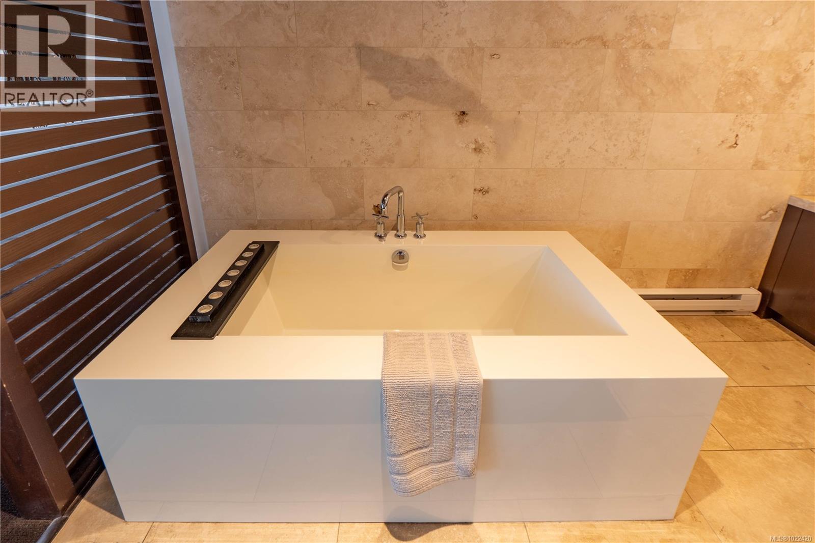 304 368 Main St, Tofino