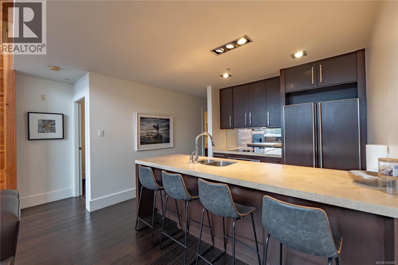 304 368 Main St, Tofino