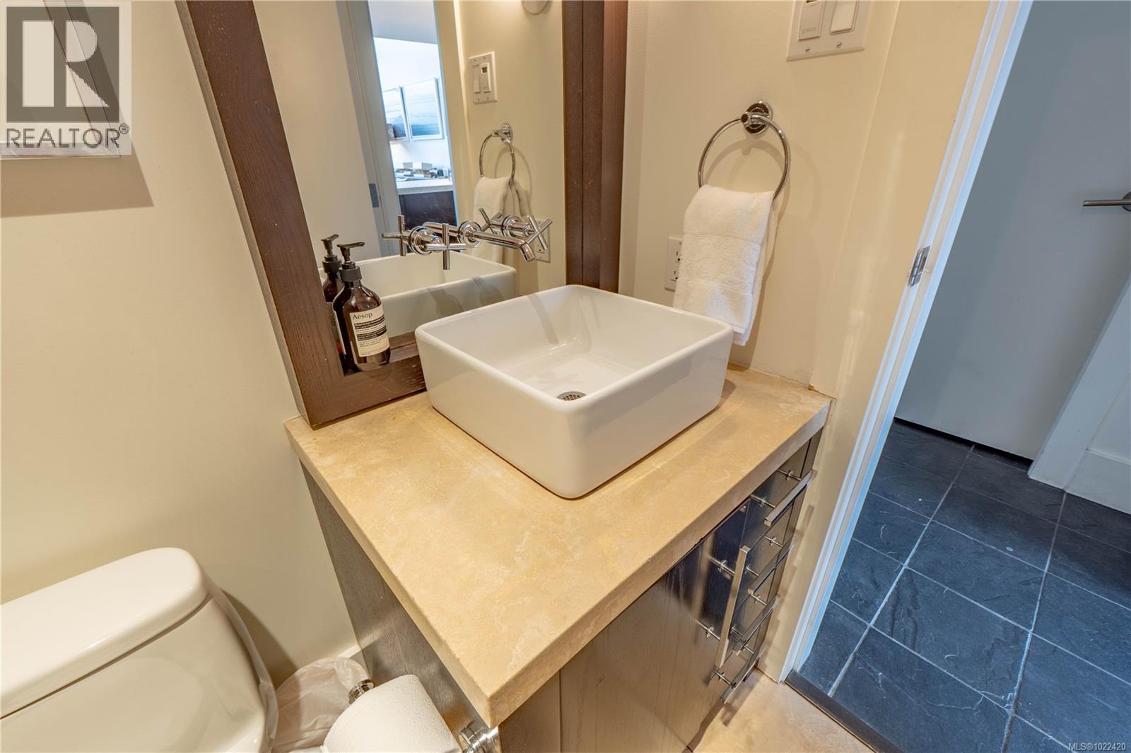 304 368 Main St, Tofino