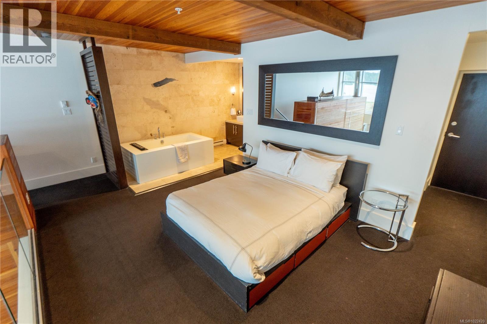 304 368 Main St, Tofino