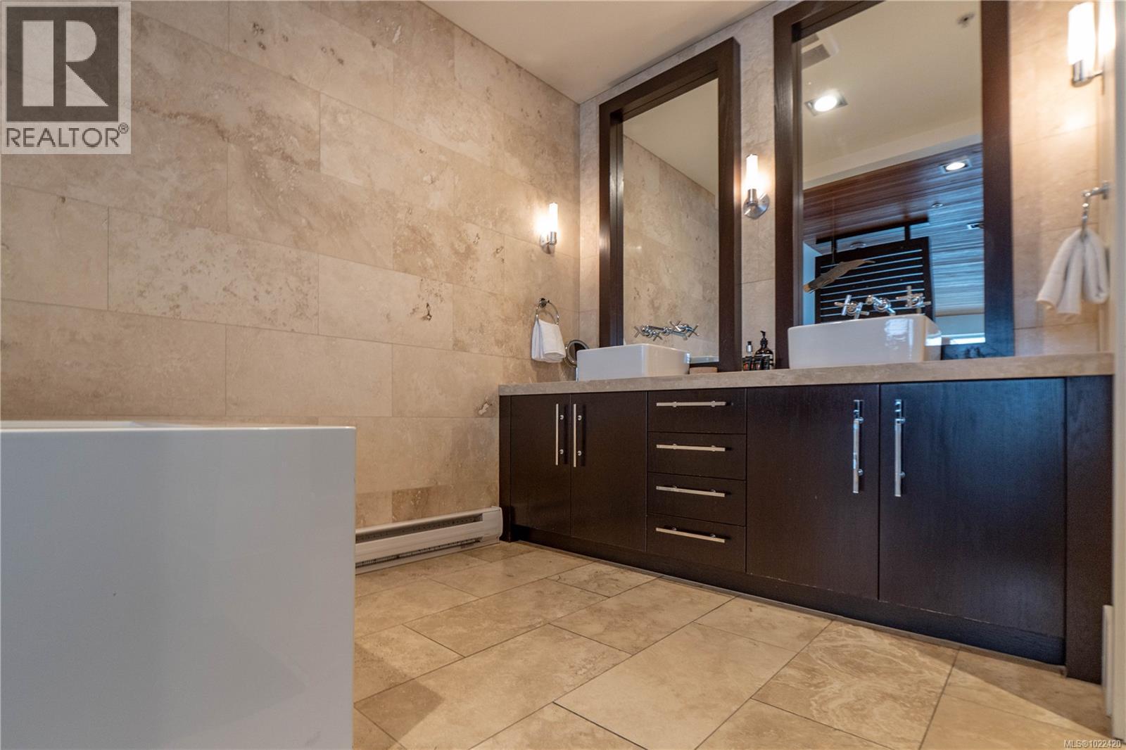 304 368 Main St, Tofino