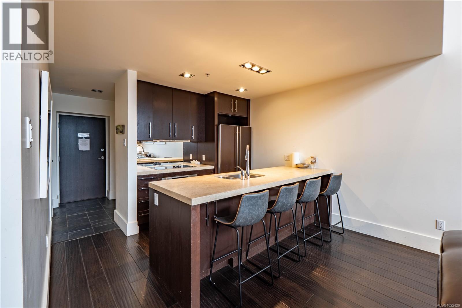 304 368 Main St, Tofino