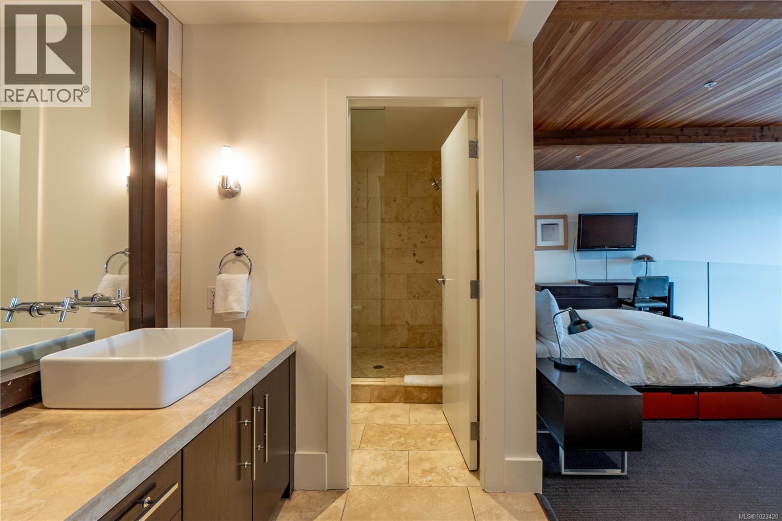 304 368 Main St, Tofino