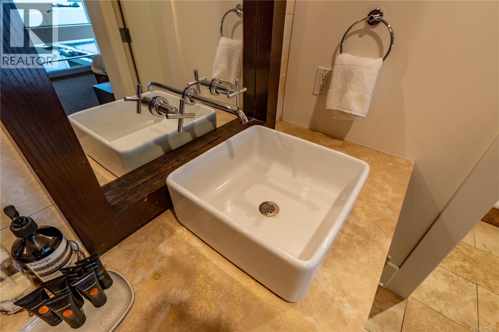 304 368 Main St, Tofino