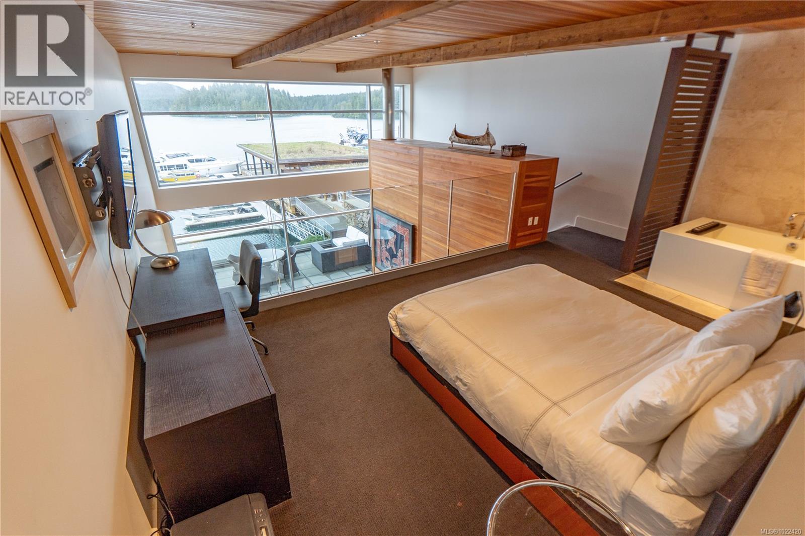 304 368 Main St, Tofino