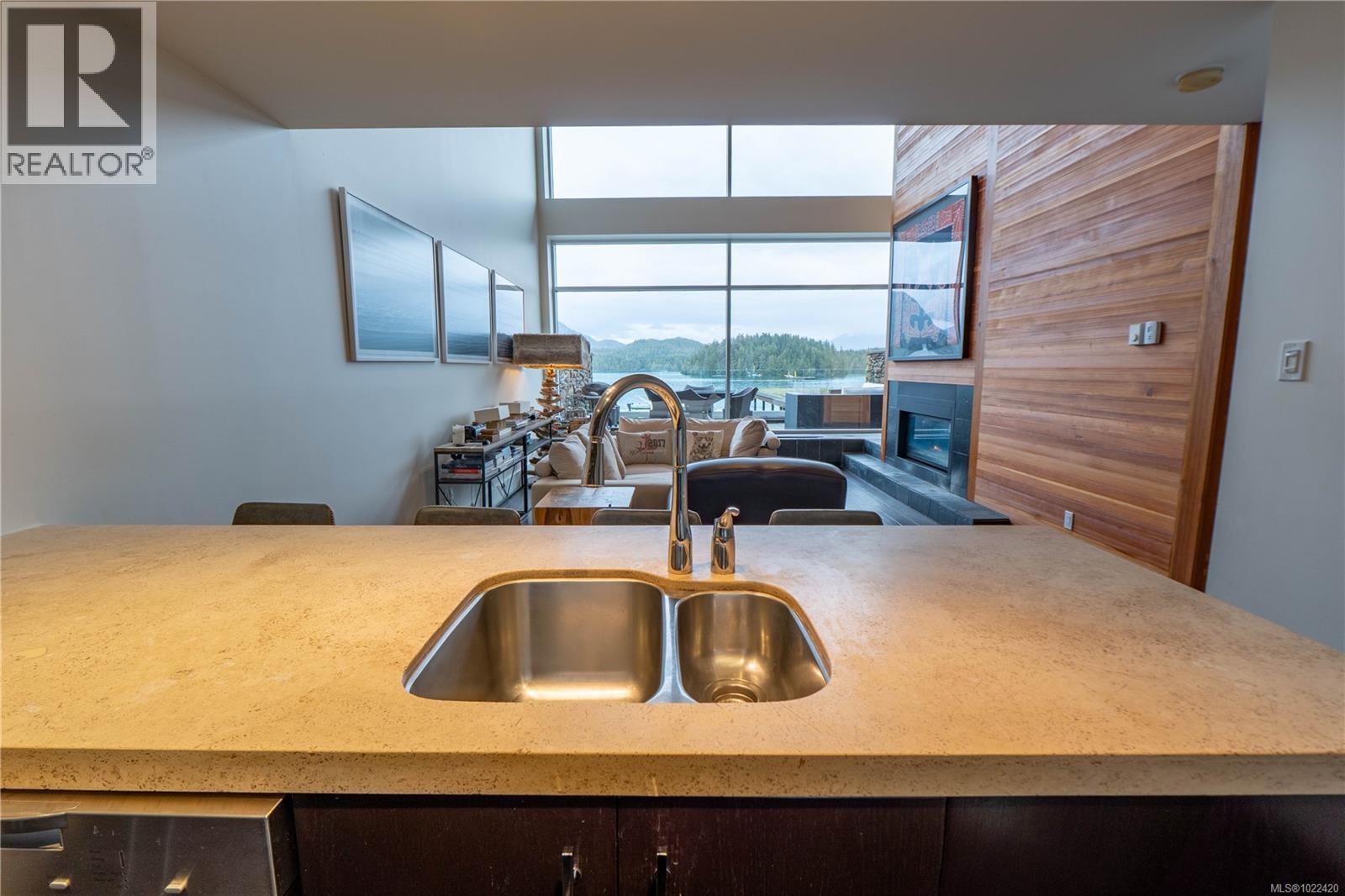 304 368 Main St, Tofino