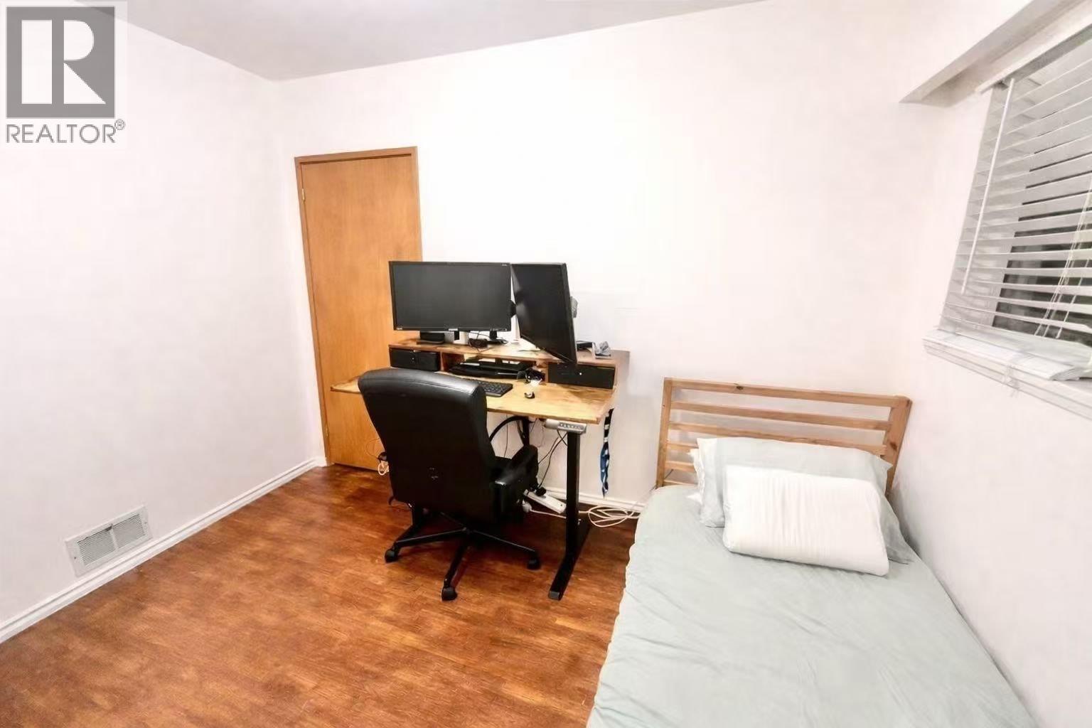 556x SUSSEX Avenue - photo 2