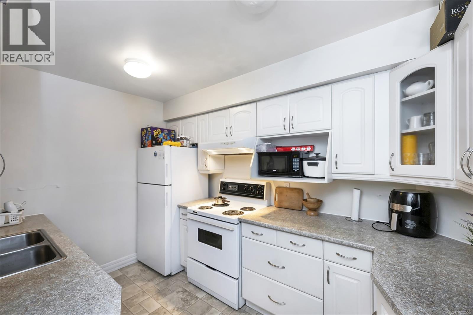 104 3008 Washington Ave, Victoria