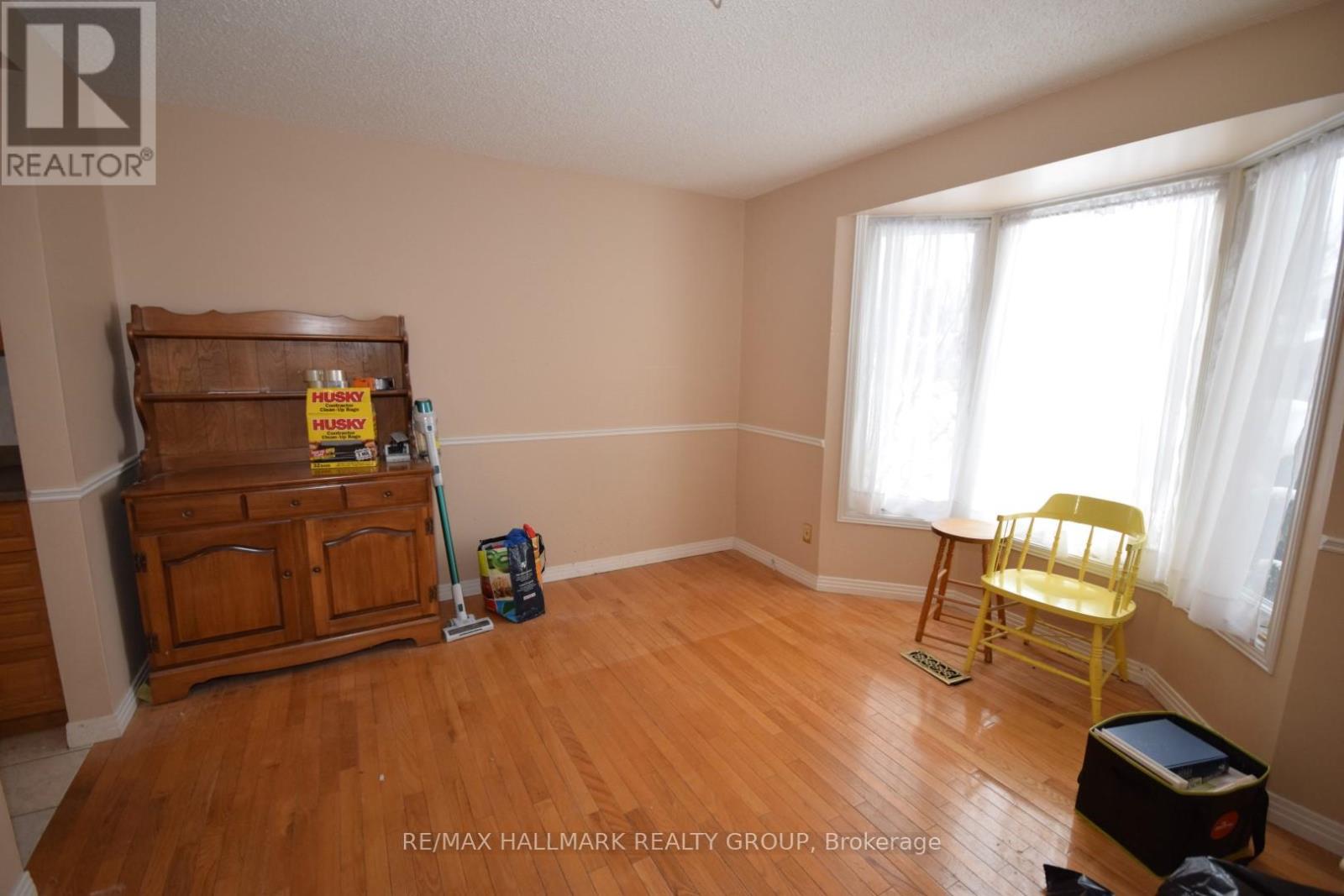 Hardwood Floor & Bay Window in Breakfast nook