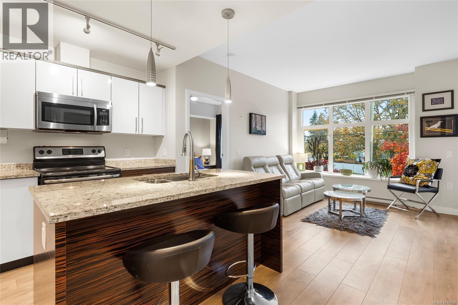 206 4040 Borden Street, Saanich