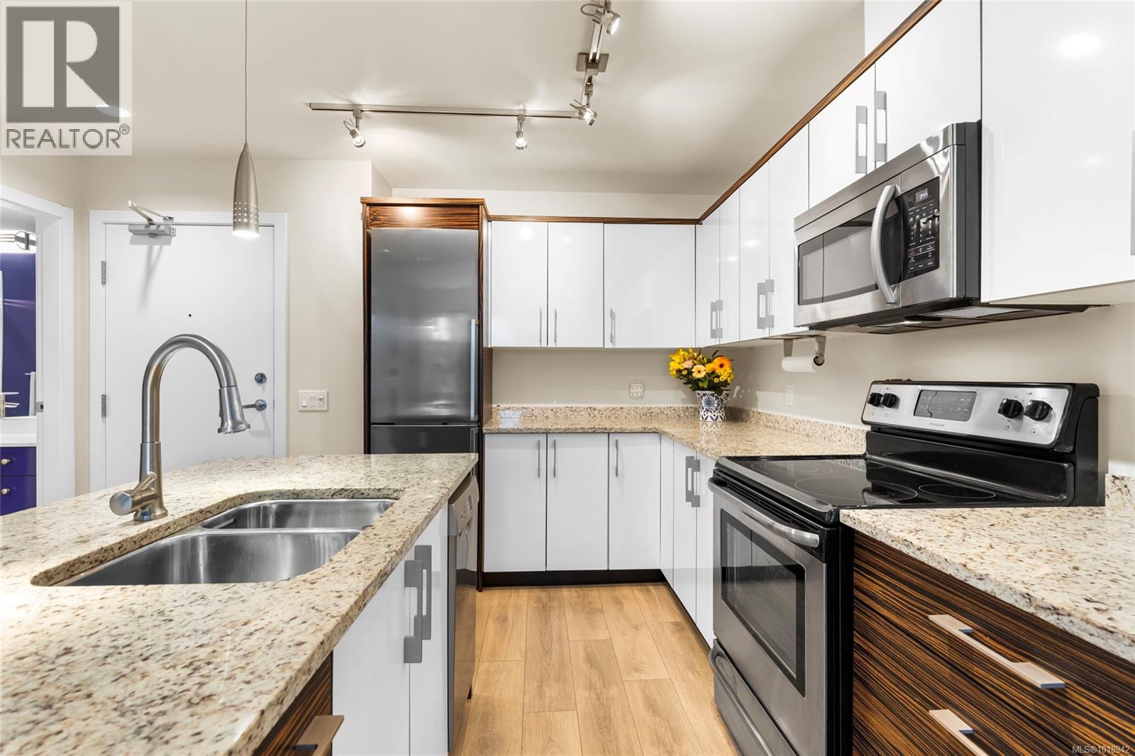 206 4040 Borden Street, Saanich