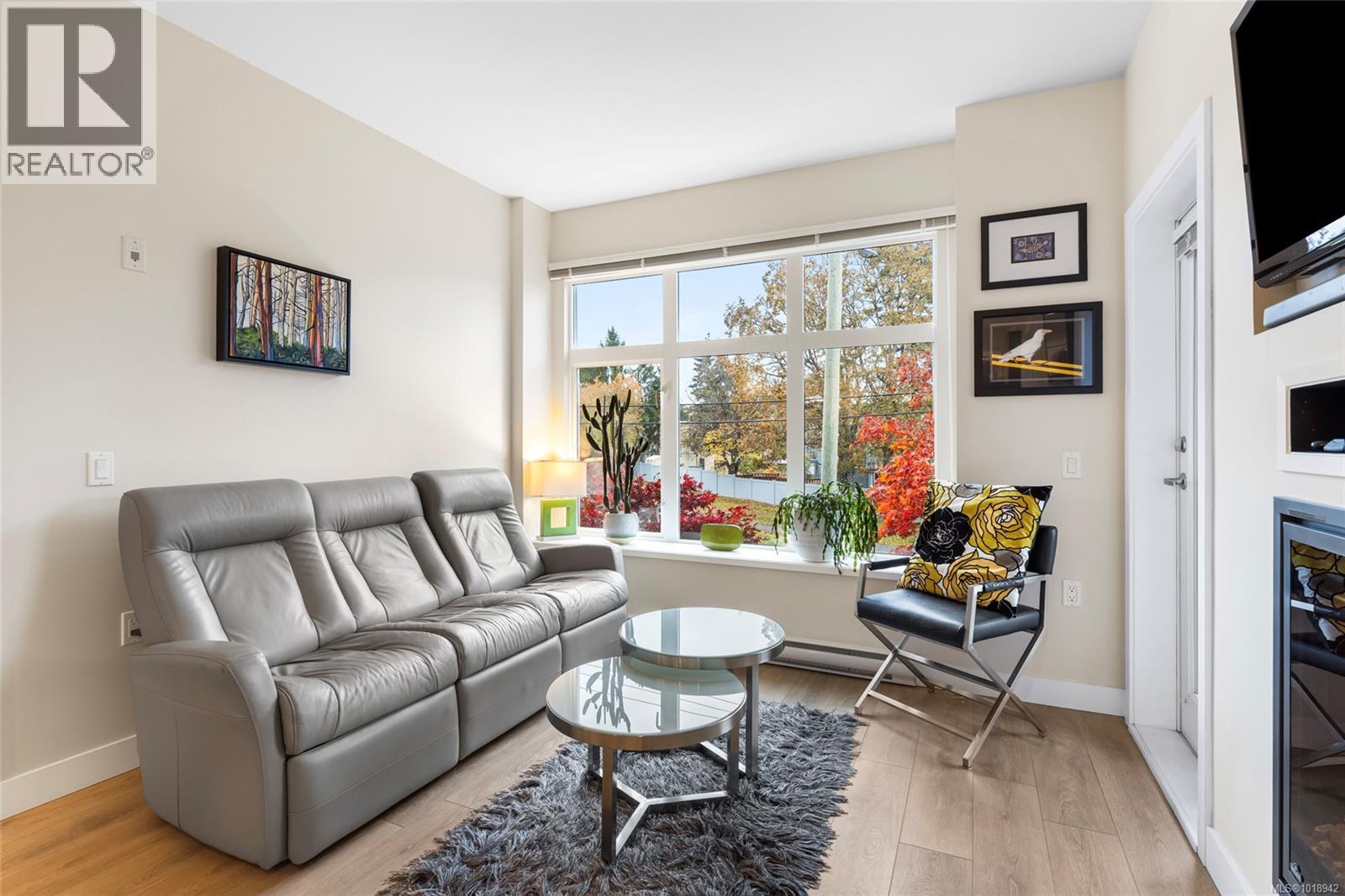 206 4040 Borden Street, Saanich