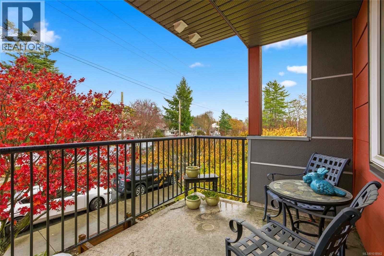 206 4040 Borden Street, Saanich