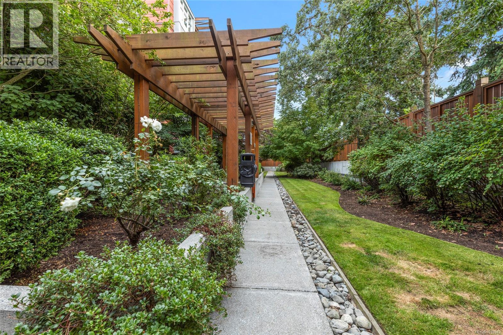 206 4040 Borden Street, Saanich