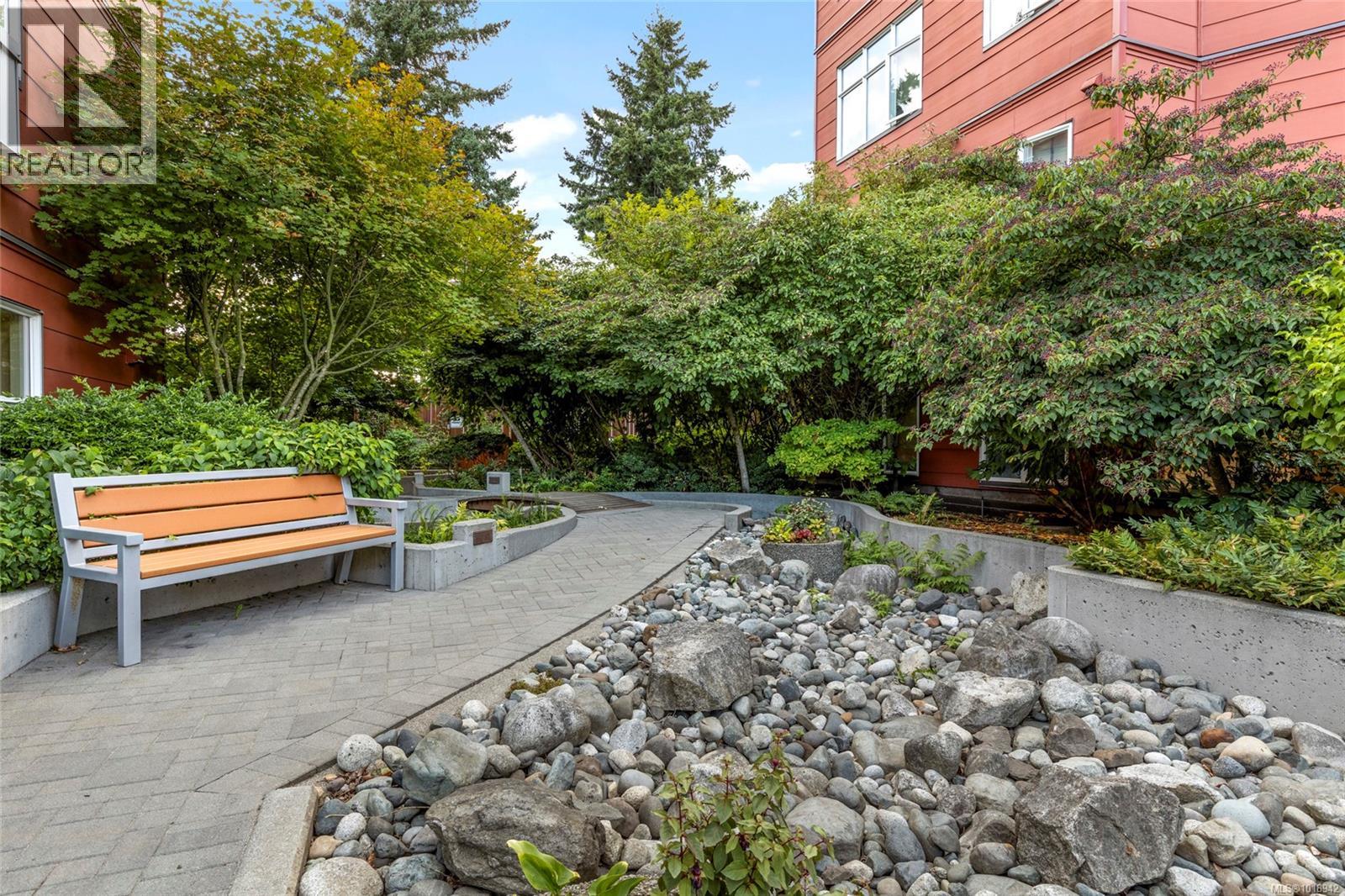 206 4040 Borden Street, Saanich