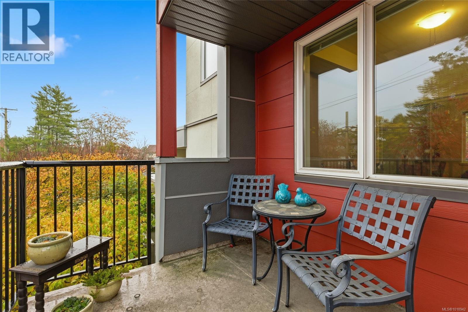 206 4040 Borden Street, Saanich