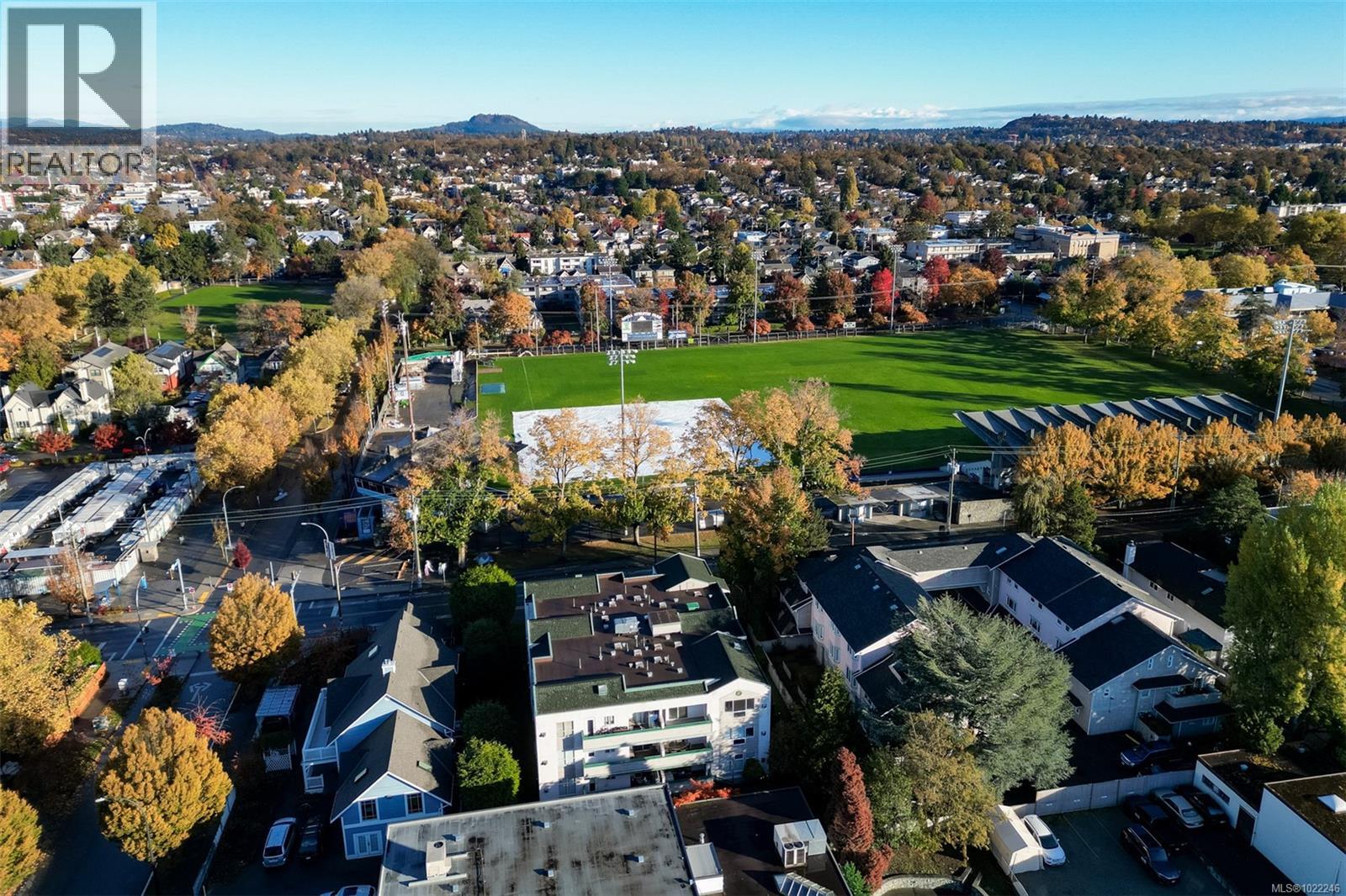 302 1007 Caledonia Ave, Victoria