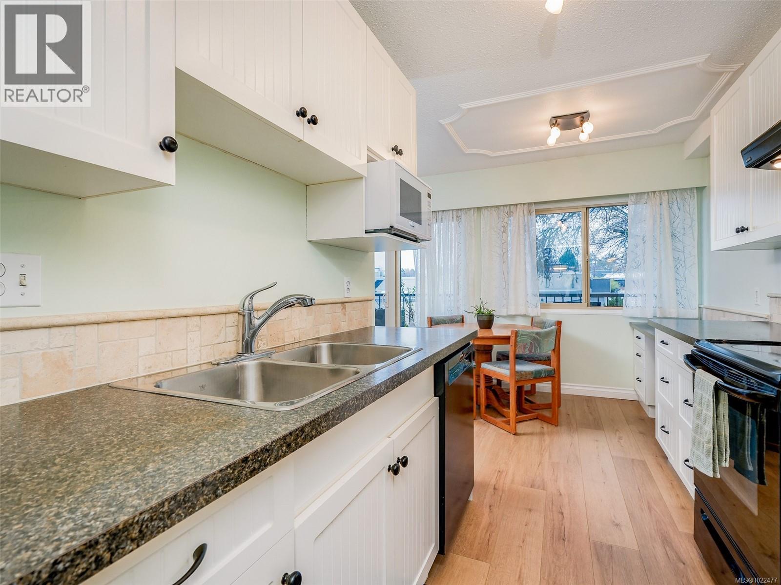 117 1680 Poplar Avenue, Saanich