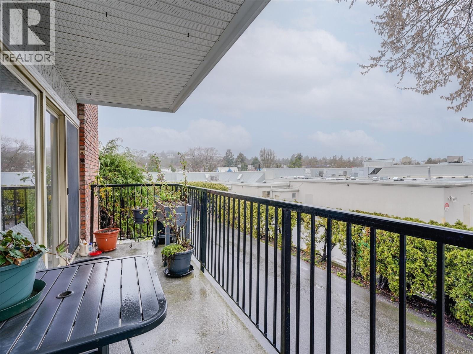 117 1680 Poplar Avenue, Saanich