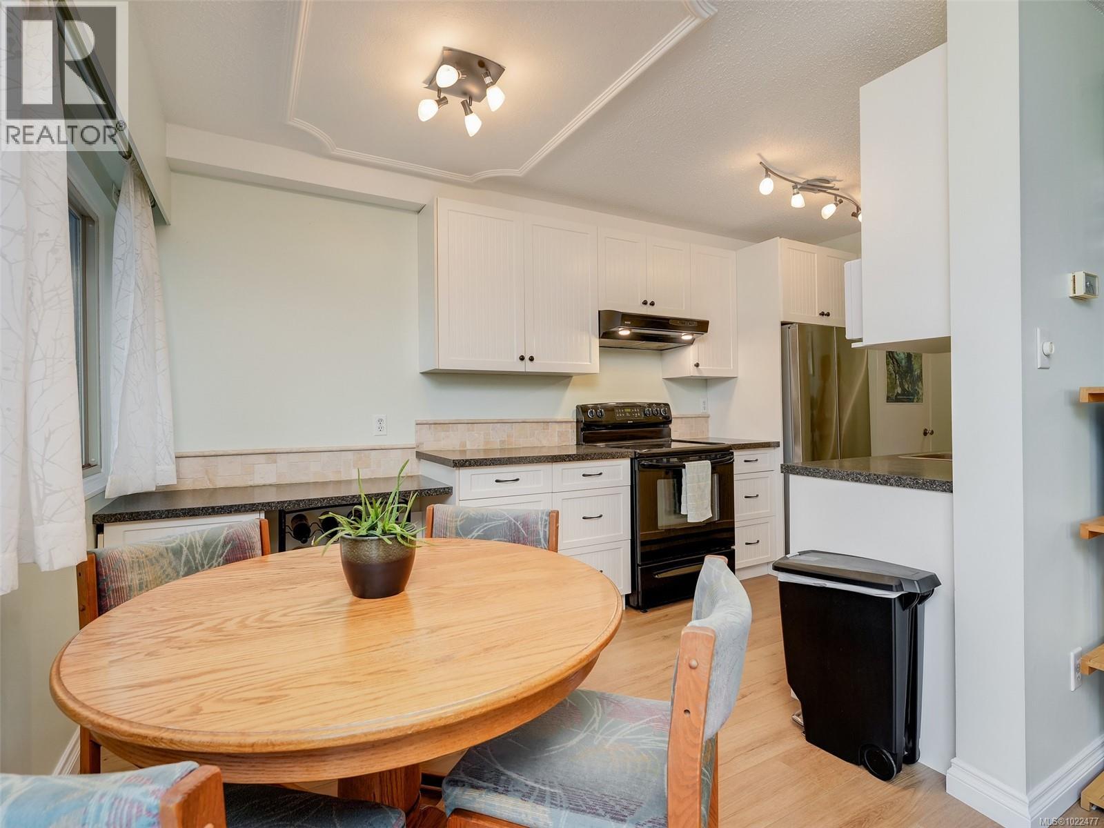 117 1680 Poplar Avenue, Saanich