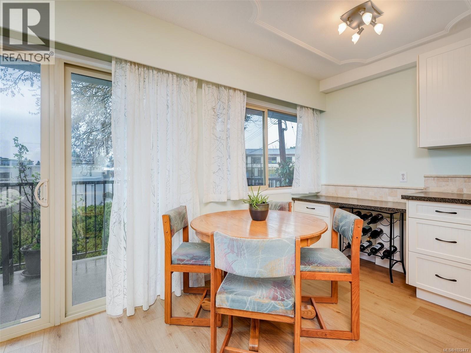 117 1680 Poplar Avenue, Saanich