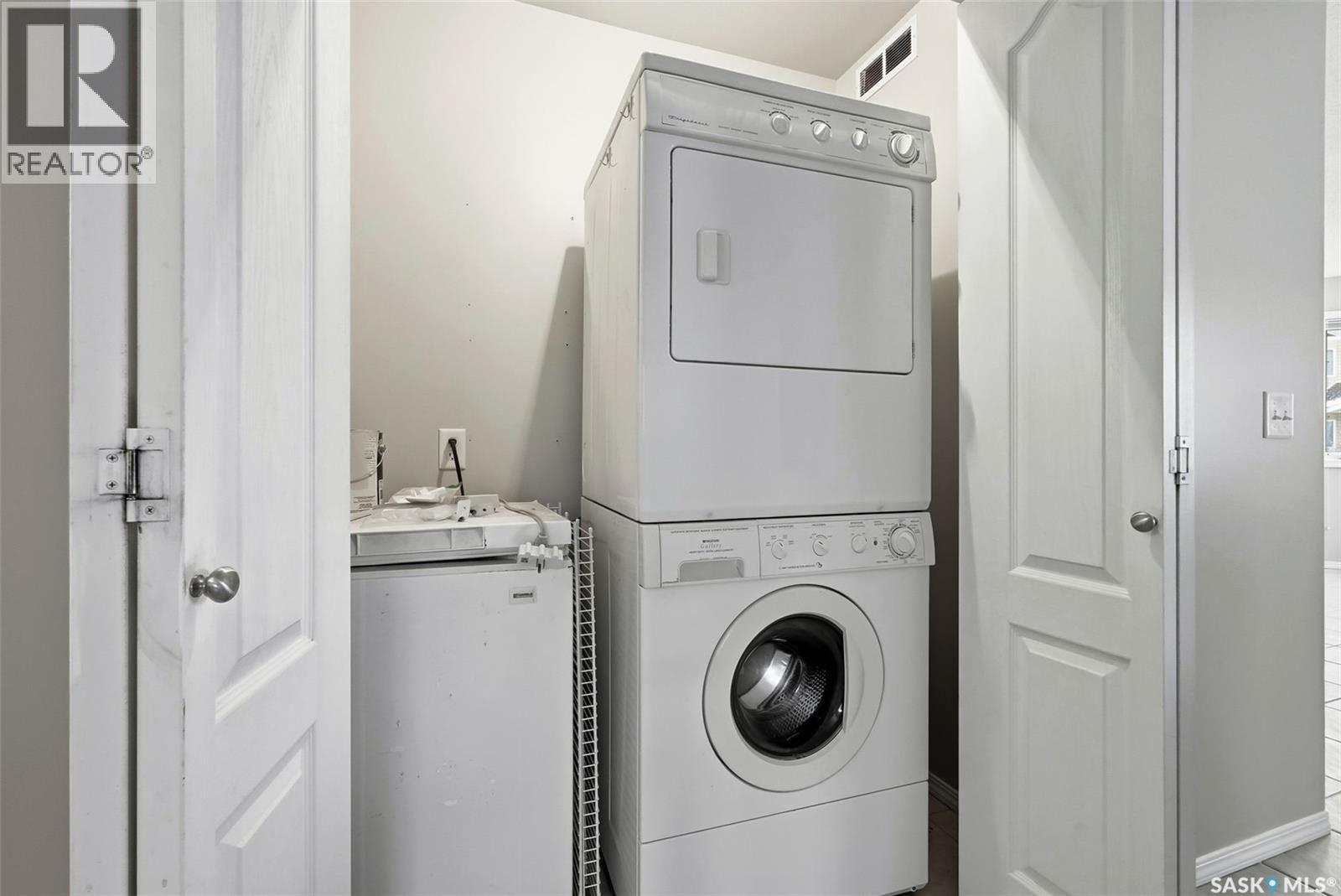 Single Family House Low rise for Sale in  Buckingham DRIVE E Regina 