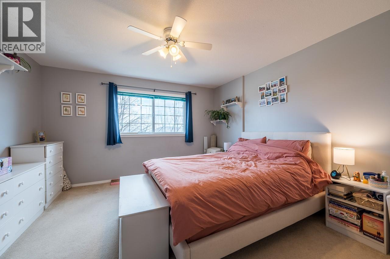 #4 726 DUNROBIN DRIVE - 10