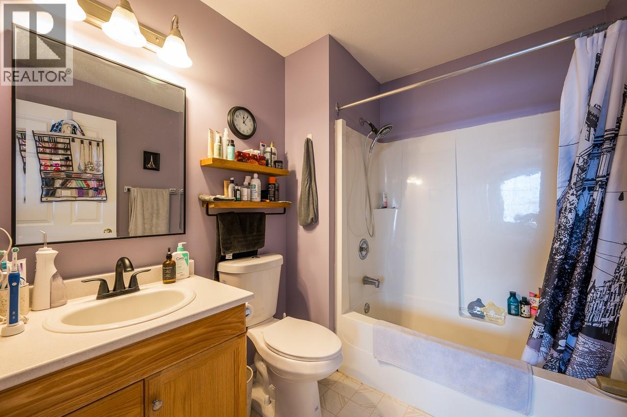 #4 726 DUNROBIN DRIVE - 12