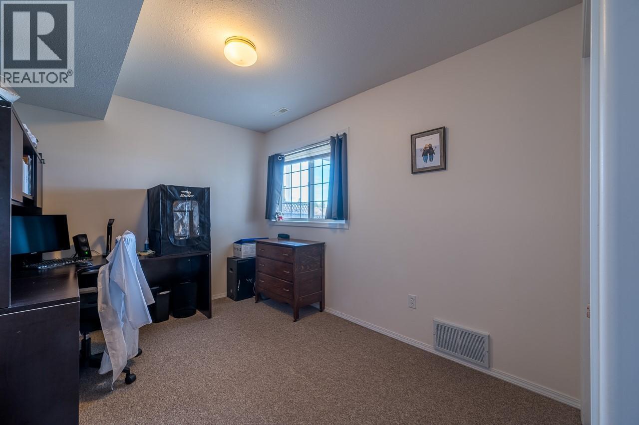 #4 726 DUNROBIN DRIVE - 17