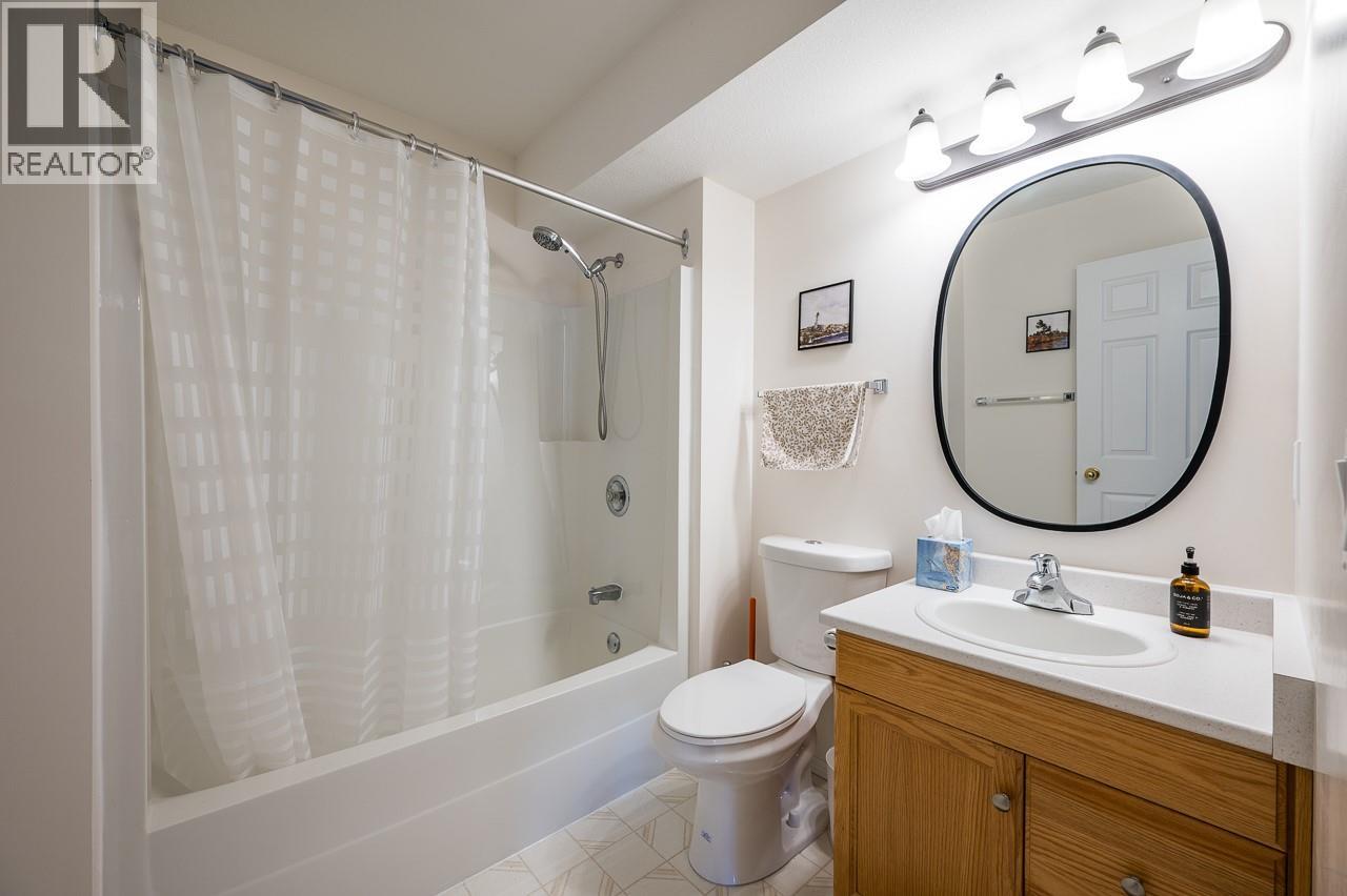 #4 726 DUNROBIN DRIVE - 18