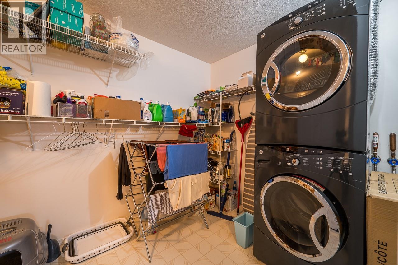 #4 726 DUNROBIN DRIVE - 20