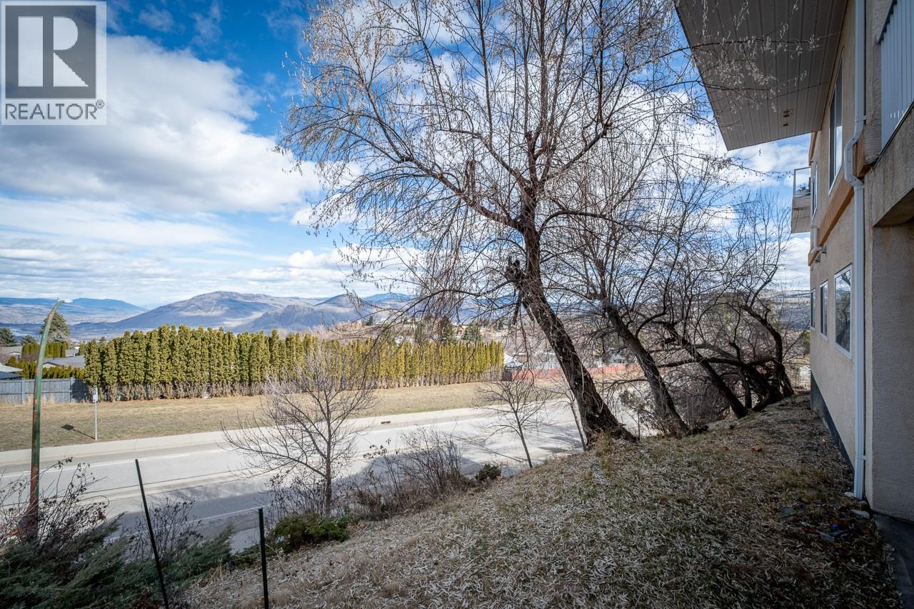 #4 726 DUNROBIN DRIVE - 23