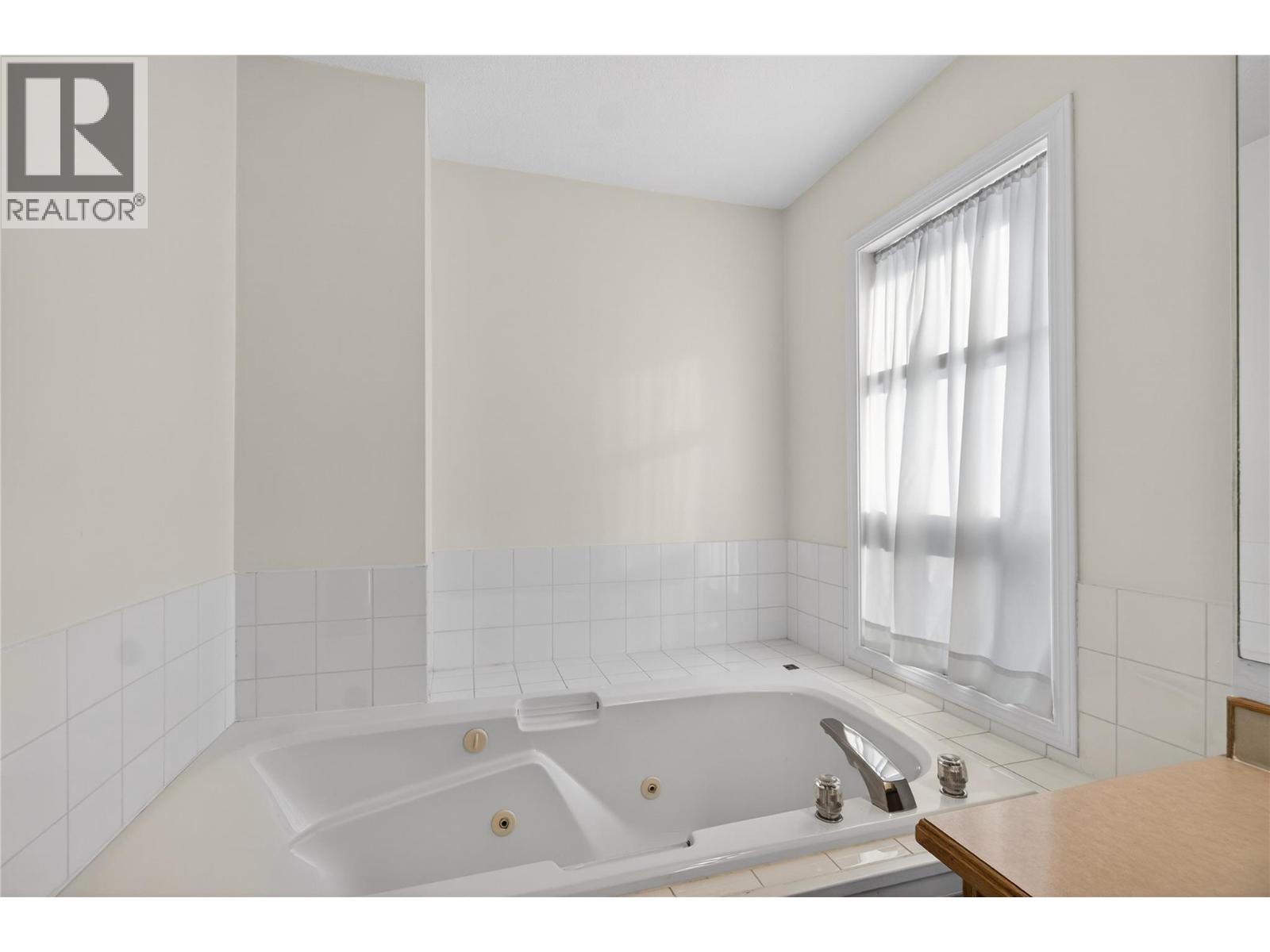 8 111 Harbourfront Drive Northwest, Salmon Arm