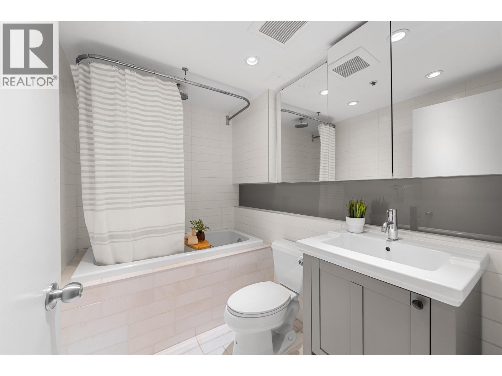 413 1529 W 6TH AVENUE, Vancouver