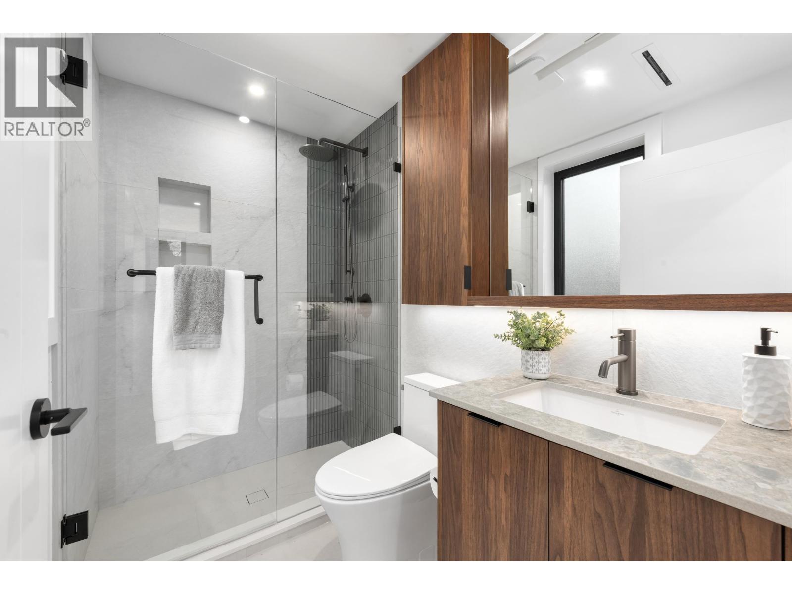 1 275 W 17TH AVENUE, Vancouver