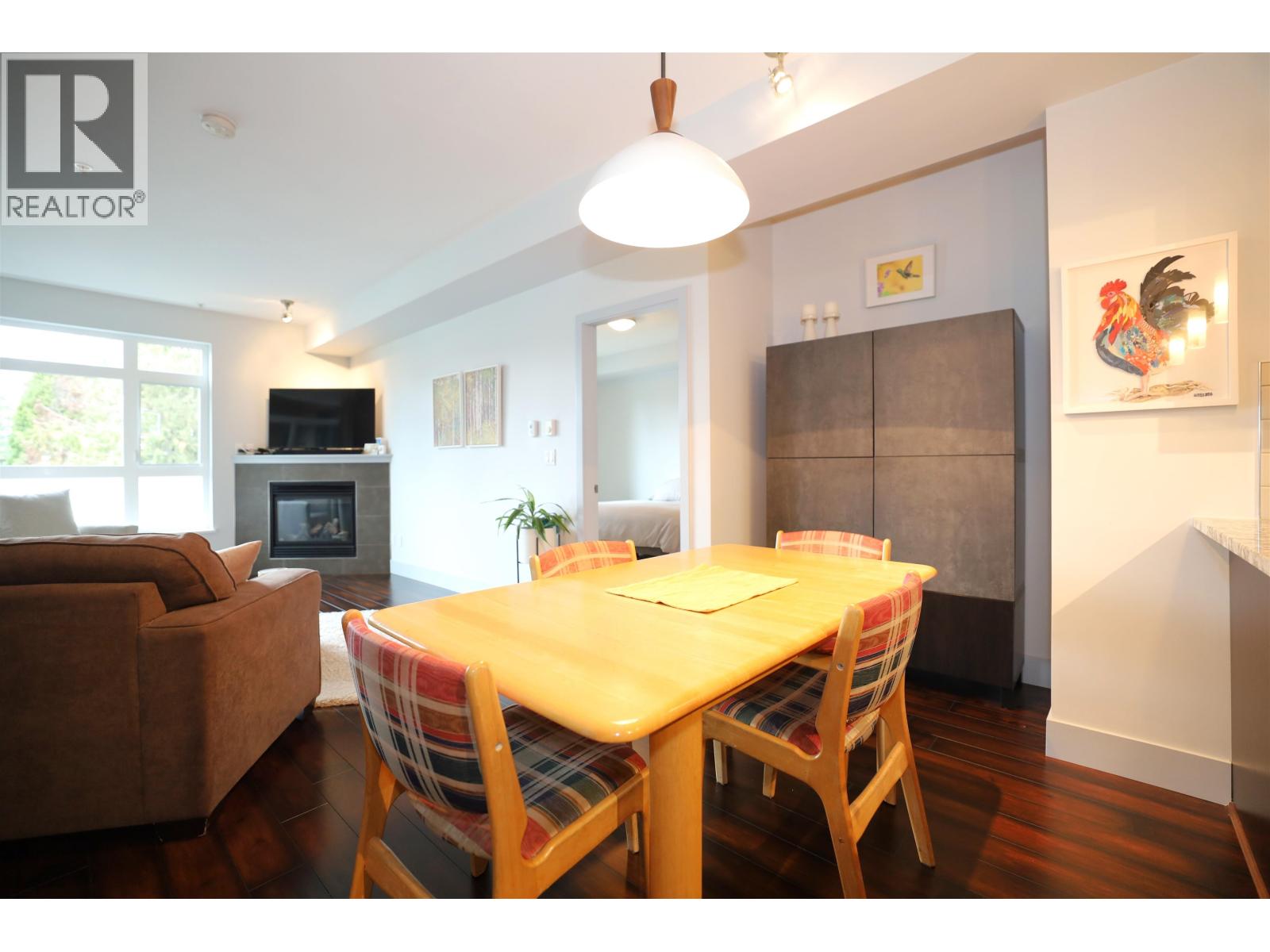 209 5682 WHARF AVENUE, Sechelt