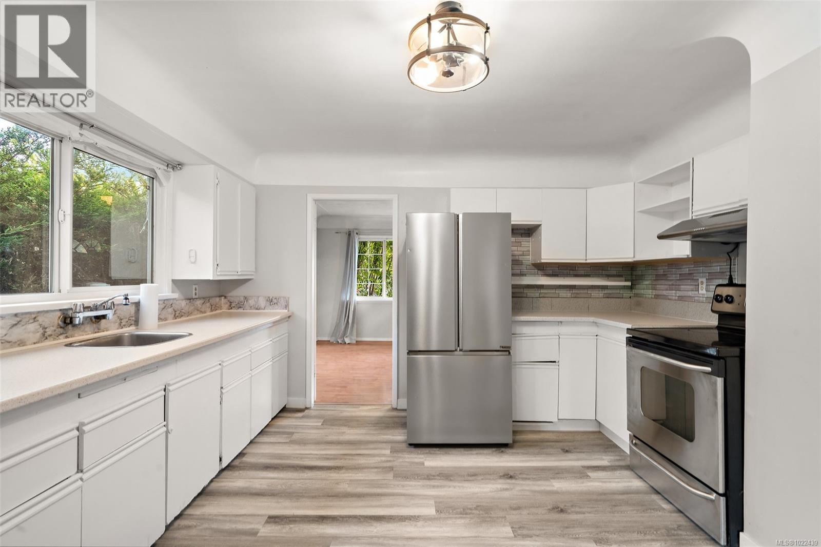 3020 3022 Donald St, Saanich