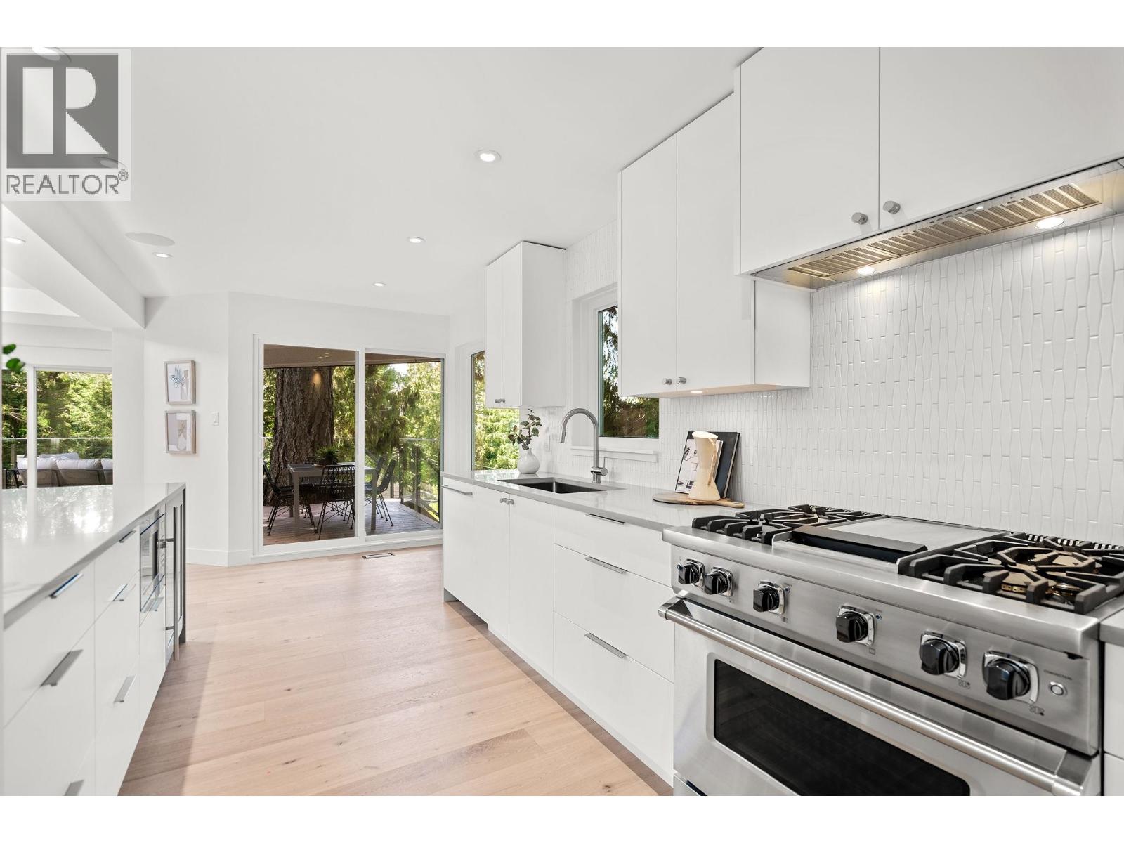 5061 BEAR LANE, West Vancouver