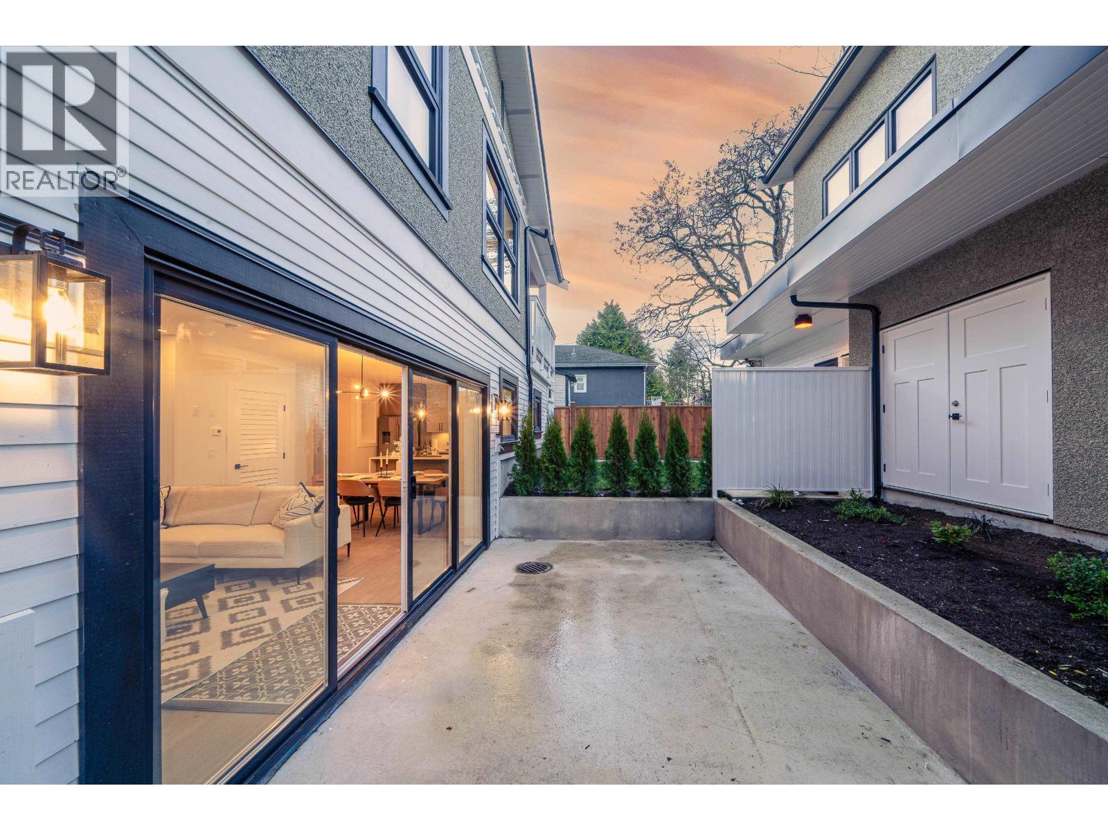 A 2735 W 8TH AVENUE, Vancouver