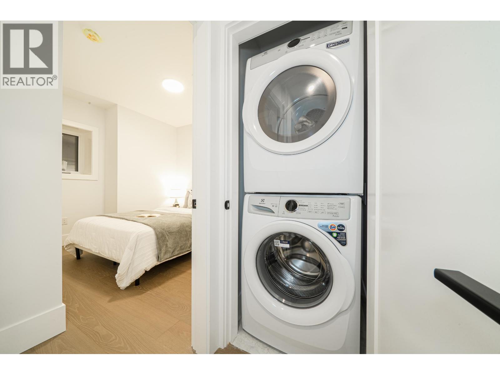 A 2735 W 8TH AVENUE, Vancouver