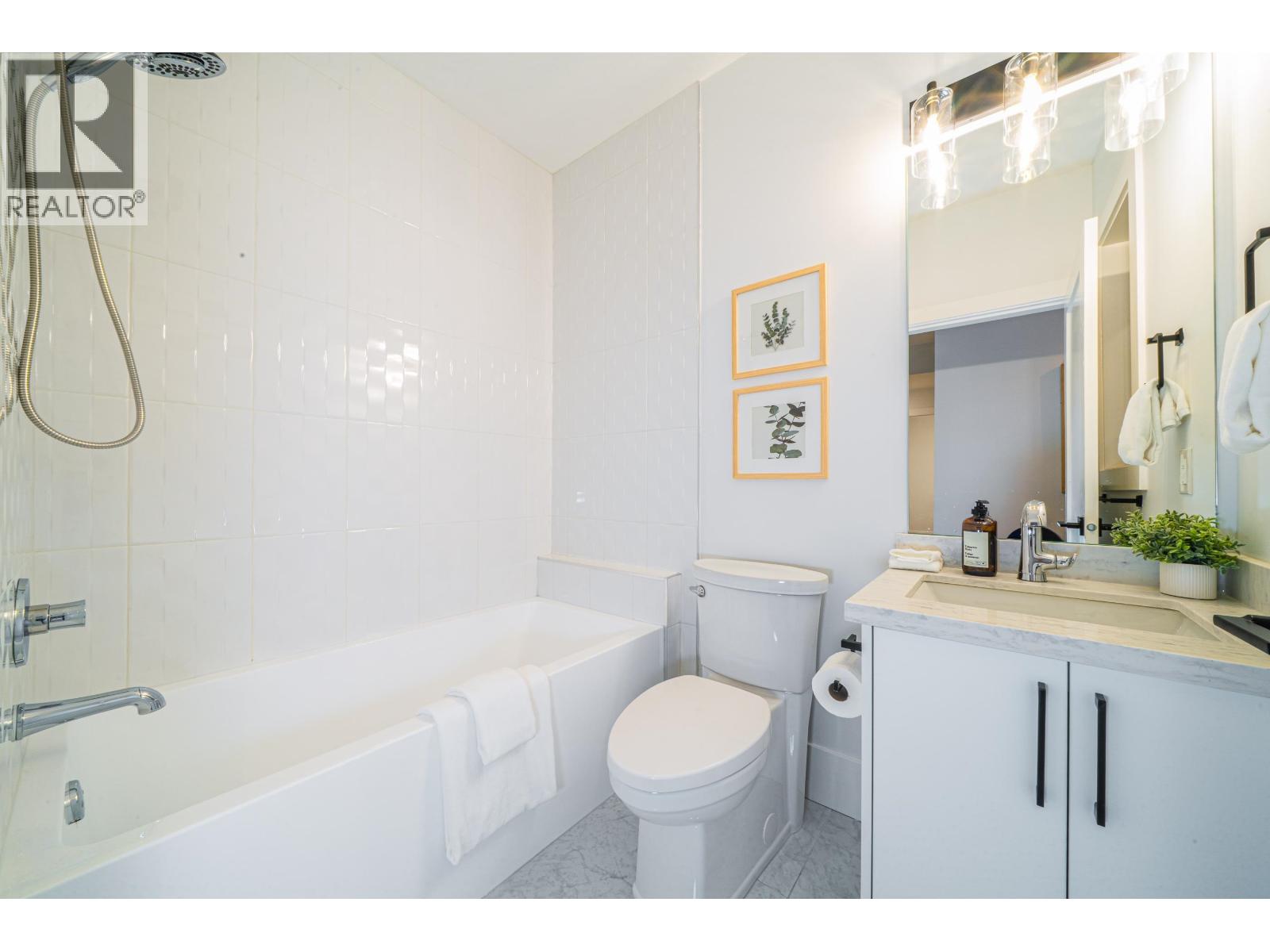 A 2735 W 8TH AVENUE, Vancouver